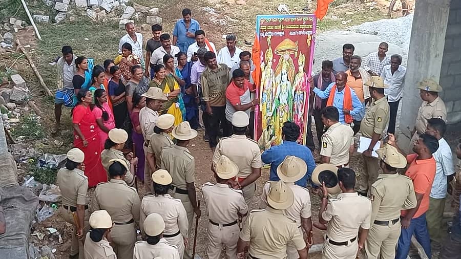 ಮಳವಳ್ಳಿ ಪಟ್ಟಣದ ಸಾರಿಗೆ ಬಸ್ ನಿಲ್ದಾಣ ಮುಂಭಾಗದ ಆಂಜನೇಯಸ್ವಾಮಿ ದೇವಸ್ಥಾನದ ಜಾಗದಲ್ಲಿ ನಡೆಯುತ್ತಿದ್ದ ಕಾಮಗಾರಿಗೆ ಅಧಿಕಾರಿಗಳು ಹಾಗೂ ಪೊಲೀಸರು ತಡೆ ನೀಡಿದರು