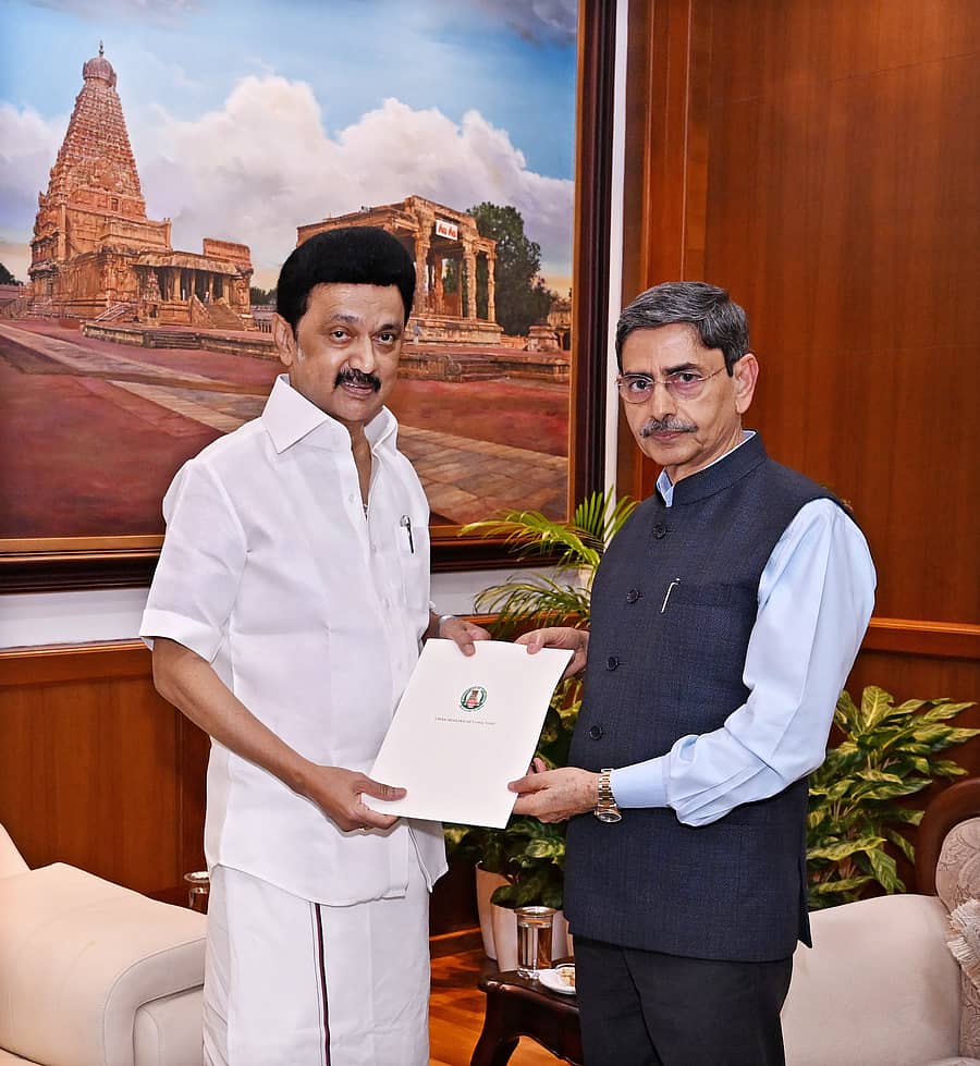 <div class="paragraphs"><p>ತಮಿಳುನಾಡು ಮುಖ್ಯಮಂತ್ರಿ ಎಂ.ಕೆ.ಸ್ಟಾಲಿನ್ ಅವರು ಶನಿವಾರ ರಾಜಭವನದಲ್ಲಿ ರಾಜ್ಯಪಾಲ ಆರ್.ಎನ್.ರವಿ ಅವರನ್ನು ಭೇಟಿಯಾಗಿದ್ದರು</p></div>