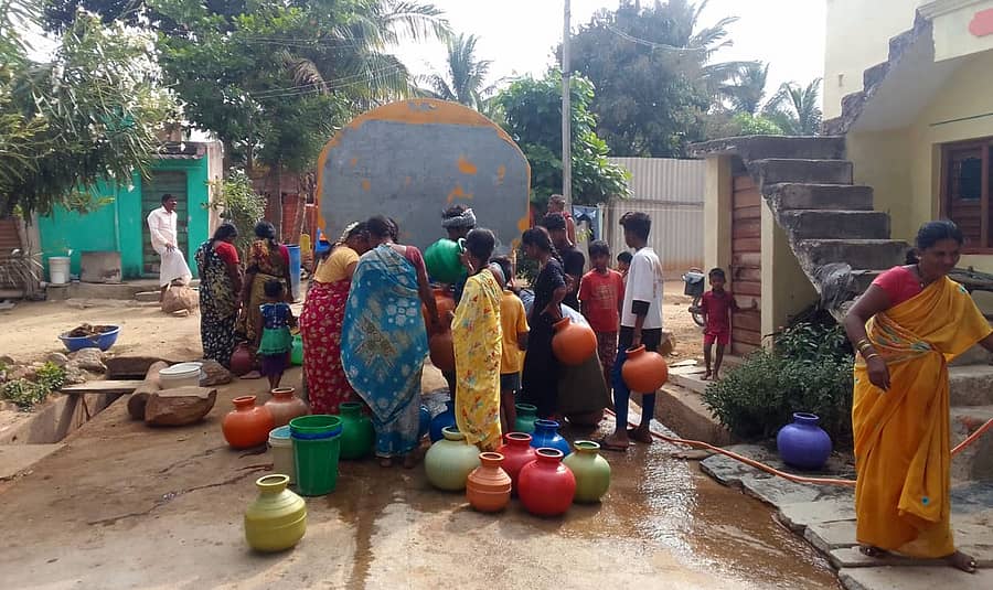 <div class="paragraphs"><p>ಹೂವಿನಹಡಗಲಿ ತಾಲ್ಲೂಕು ನಂದಿಹಳ್ಳಿ ಪ್ಲಾಟ್ನಲ್ಲಿ ಟ್ಯಾಂಕರ್ ನೀರಿಗಾಗಿ ನಿವಾಸಿಗಳು ಮುಗಿಬಿದ್ದಿದ್ದರು</p></div>