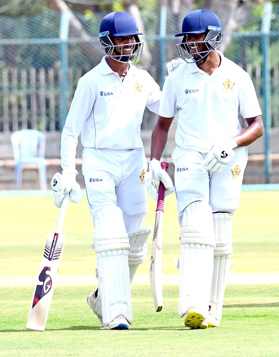 ಉತ್ತರಾಖಂಡ ವಿರುದ್ಧದ ಪಂದ್ಯದಲ್ಲಿ ಶತಕ ಬಾರಿಸಿದ ಕರ್ನಾಟಕದ ಕೆ.ಪಿ. ಕಾರ್ತಿಕೇಯ ಹಾಗೂ ಪ್ರಖರ್ ಚತುರ್ವೇದಿ ಸಂಭ್ರಮಿಸಿದರು