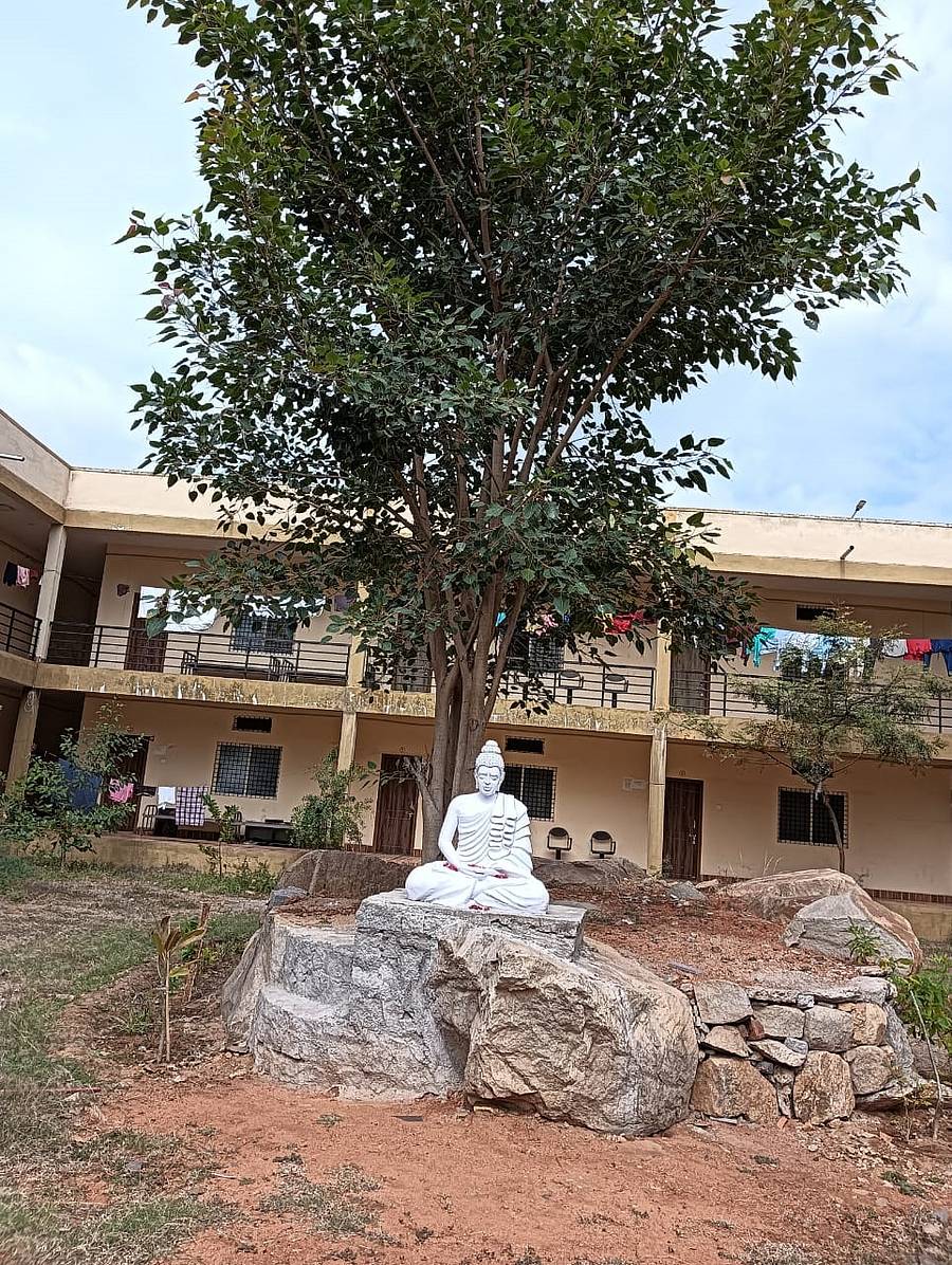 ‘ವಿದ್ಯಾರಣ್ಯ’ ಕ್ಯಾಂಪಸ್ನ ಎಸ್ಸಿ, ಎಸ್ಟಿ ವಿದ್ಯಾರ್ಥಿಗಳ ಹಾಸ್ಟೆಲ್ ಆವರಣದಲ್ಲಿ ಗಮನ ಸೆಳೆಯುತ್ತಿರುವ ಬುದ್ಧನ ವಿಗ್ರಹ –ಪ್ರಜಾವಾಣಿ ಚಿತ್ರ