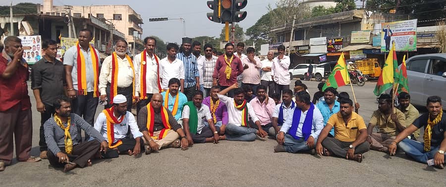 ಹರಿಹರದ ಬೀರೂರು– ಸಮ್ಮಸಗಿ ಹೆದ್ದಾರಿ ಕಾಮಗಾರಿ ಕೈಗೊಳ್ಳಲು ಆಗ್ರಹಿಸಿ ಜಯ ಕರ್ನಾಟಕ ಹಾಗೂ ವಿವಿದ ಸಂಘಟನೆಗಳ ಕಾರ್ಯಕರ್ತರು ಶುಕ್ರವಾರ ಹರಿಹರ ಬಂದ್ ನಿಮಿತ್ತ ಗಾಂಧಿ ವೃತ್ತದಲ್ಲಿ ಪ್ರತಿಭಟನೆ ನಡೆಸಿದರು 