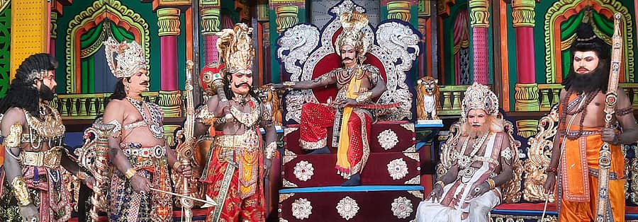 ಮಾಗಡಿ ನಾಟಕೋತ್ಸವದಲ್ಲಿ ಗಂಗೋನಹಳ್ಳಿ ನಾದರಂಜನಿ ಕಲಾವಿದರು ಅಭಿನಯಿಸಿದ ಸಂಗೀತ ಸುಭದ್ರಾ ಪೌರಾಣಿಕ ನಾಟಕದ ದುರ್ಯೋಧನನ ದರ್ಬಾರ್ ದೃಶ್ಯ