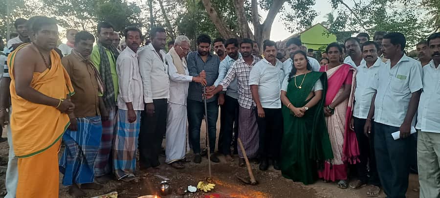 ಸರಗೂರು ಸಮೀಪದ ಹಲಸೂರು ಗ್ರಾಮದಲ್ಲಿ ರಸ್ತೆ ಡಾಂಬರೀಕರಣಕ್ಕೆ ಶಾಸಕ ಅನಿಲ್ ಚಿಕ್ಕಮಾದು ಭೂಮಿಪೂಜೆ ನೆರವೇರಿಸಿದರು