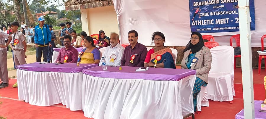 ಕ್ರೀಡಾಕೂಟದ ಉದ್ಘಾಟನಾ ಸಮಾರಂಭದಲ್ಲಿ ಕೊಡಗು ವಿದ್ಯಾಲಯದ ಪ್ರಬಂಧಕ ರವಿ, ಬ್ರಹ್ಮಗಿರಿ ಸಹೋದಯದ ಅಧ್ಯಕ್ಷೆ ಸುಮಿತ್ರಾ, ಕ್ರೆಸೆಂಟ್ ಶಾಲೆಯ ನಿರ್ದೇಶಕ ಫಯಾಸ್, ಜವಾಹರ್ ನವೋದಯ ವಿದ್ಯಾಲಯದ ಪ್ರಾಂಶುಪಾಲರಾದ ಪಂಕಜಾಕ್ಷನ್, ಕ್ರೆಸೆಂಟ್ ಶಾಲೆಯ ಪ್ರಾಂಶುಪಾಲರಾದ ಜಾಯ್ಸ್ ವಿನಯ, ಹಿರಿಯ ಶಿಕ್ಷಕಿ ಸುಲ್ಹತ್ ಭಾಗವಹಿಸಿದ್ದರು.