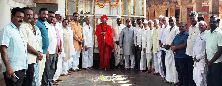 ಕುಷ್ಟಗಿ ತಾಲ್ಲೂಕು ಹನುಮಸಾಗರದ ಶಿಲಾಮಂಟಪ ಶಿಲಾನ್ಯಾಸ ಕಾರ್ಯಕ್ರಮದಲ್ಲಿ ಮುಪ್ಪಿನ ಬಸವಲಿಂಗ ಸ್ವಾಮೀಜಿ, ಇತರರು ಪಾಲ್ಗೊಂಡಿದ್ದರು