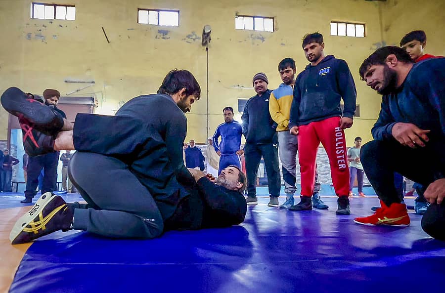 <div class="paragraphs"><p>ಹರಿಯಾಣದ ಜಾಜರ್ನಲ್ಲಿ ಬುಧವಾರ ಒಲಿಂಪಿಯನ್ ಕುಸ್ತಿಪಟು ಬಜರಂಗ್ ಪೂನಿಯಾ ಅವರೊಂದಿಗೆ ಕಾಂಗ್ರೆಸ್ ಧುರೀಣ ರಾಹುಲ್ ಗಾಂಧಿ ಅವರು ಕುಸ್ತಿ ತಾಲೀಮಿನಲ್ಲಿ ಭಾಗವಹಿಸಿದರು </p></div>