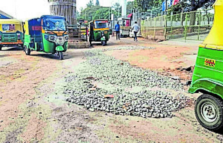 <div class="paragraphs"><p>ನಾಗಸಂದ್ರ ಮೆಟ್ರೊ ಸ್ಟೇಷನ್ ಬಳಿ ಕುಸಿದಿದ್ದ ಗುಂಡಿ ಮುಚ್ಚಿರುವುದು</p></div>