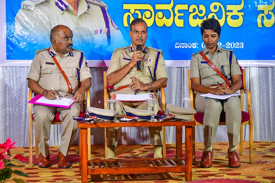 ಕೊಪ್ಪಳದಲ್ಲಿ ಗುರುವಾರ ನಡೆದ ಸಾರ್ವಜನಿಕರ ಸಭೆಯಲ್ಲಿ ಎಡಿಜಿಪಿ (ತರಬೇತಿ) ಅಲೋಕ್ ಕುಮಾರ್ ಮಾತನಾಡಿದರು. ಬಳ್ಳಾರಿ ವಲಯದ ಐಜಿಪಿ ಬಿ.ಎಸ್.ಲೋಕೇಶ್ ಕುಮಾರ್ (ಎಡ), ಎಸ್ಪಿ ಯಶೋಧಾ ವಂಟಗೋಡಿ ಪಾಲ್ಗೊಂಡಿದ್ದರು