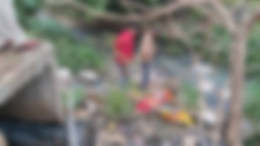 <div class="paragraphs"><p>ದೊಡ್ಡಬಳ್ಳಾಪುರ ತಾಲ್ಲೂಕಿನ ಬಾಶೆಟ್ಟಿಹಳ್ಳಿ ಸಮೀಪದ ಸೋಮವಾರ ಮೋರಿಯಿಂದ ಹೆಣ್ಣು ಮಗುವಿನ ಮೃತ ದೇಹ ಹೊರತಂದ ಸ್ಥಳೀಯರು</p></div>