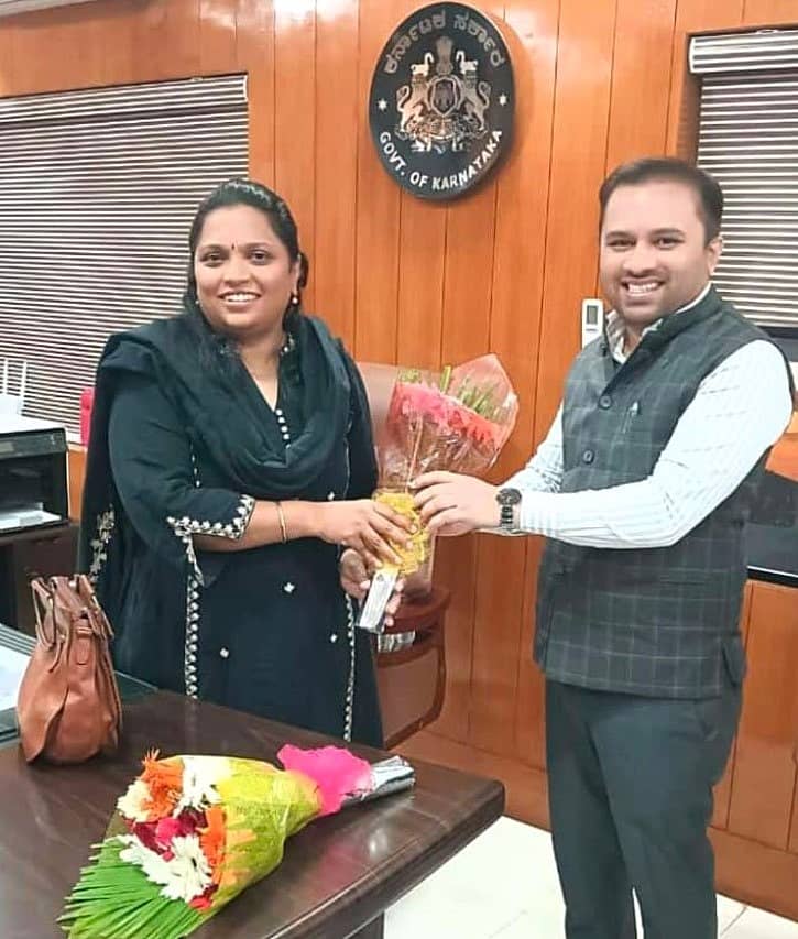 ಜಿಲ್ಲಾ ಪಂಚಾಯಿತಿ ನೂತನ ಸಿಇಒ ಗಿರೀಶ ದಿಲೀಪ ಬಡೋಲೆ ಅವರಿಗೆ ಬೀದರ್ನಲ್ಲಿ ಮಂಗಳವಾರ ಅಧಿಕಾರ ಹಸ್ತಾಂತರಿಸಿದ ಶಿಲ್ಪಾ ಎಂ.