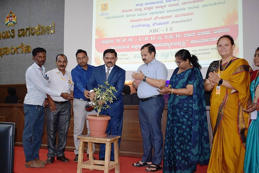 ಬಾಗಲಕೋಟೆಯಲ್ಲಿ ಮಂಗಳವಾರ ಹಮ್ಮಿಕೊಂಡಿದ್ದ ಸಾಮರ್ಥ್ಯ ಅಭಿವೃದ್ಧಿ ತರಬೇತಿ ಕಾರ್ಯಾಗಾರವನ್ನು ನ್ಯಾಯಾಧೀಶ ದ್ಯಾವಪ್ಪ ಎಸ್.ಬಿ ಉದ್ಘಾಟಿಸಿದರು