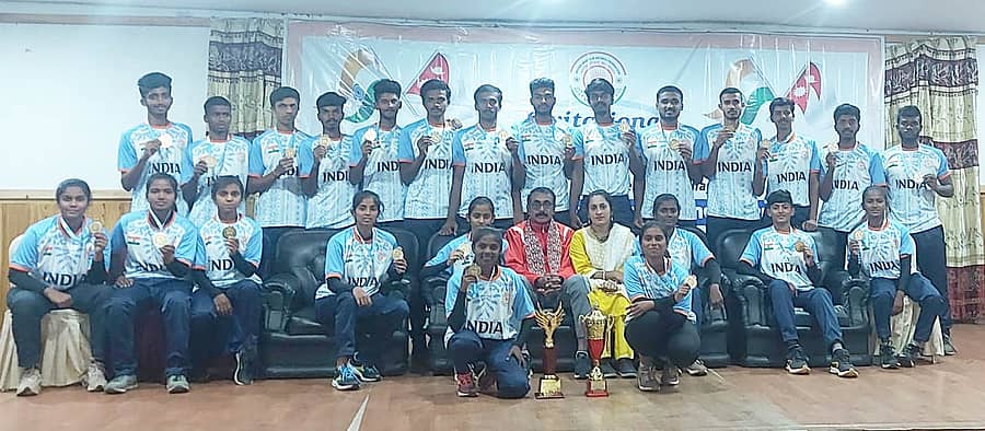 ಮಂಡ್ಯದ ವಿವಿಧ ಕಾಲೇಜುಗಳ ಕ್ರೀಡಾಪಟುಗಳು ನೇಪಾಳದ ಪೋಕ್ರಾದಲ್ಲಿ ಇಂಡಿಯನ್ ಅಮೆಚೂರ್ ಸ್ಪೋರ್ಟ್ಸ್ ಫೆಡರೇಷನ್ ಈಚೆಗೆ ಆಯೋಜಿಸಿದ್ದ ಹ್ಯಾಂಡ್ಬಾಲ್ ಟೂರ್ನಿಯಲ್ಲಿ ಚಿನ್ನದ ಪದಕ ಹಾಗೂ ಟ್ರೋಫಿ ಜಯಿಸಿದೆ