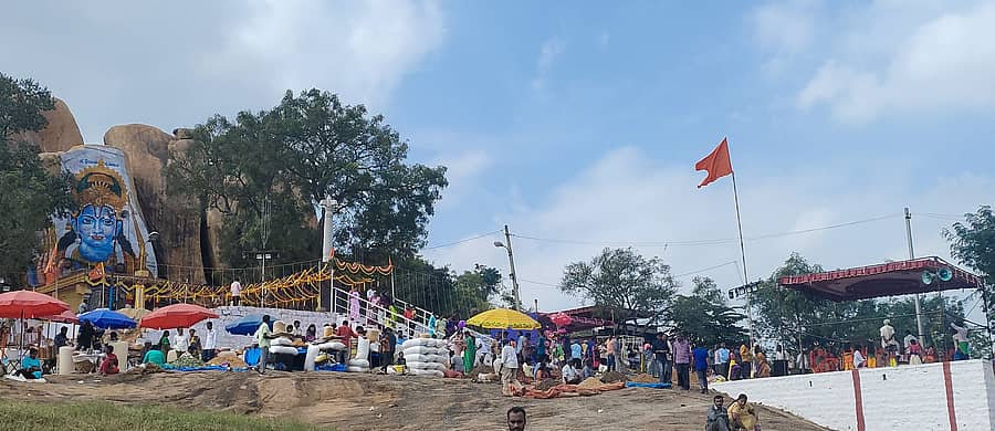 ದೇವನಹಳ್ಳಿ ಪಾರಿವಾಳ ಗುಡ್ಡದಲ್ಲಿ ಕಡಲೇಕಾಯಿ ಪರಿಷೆ ನಡೆಯಿತು