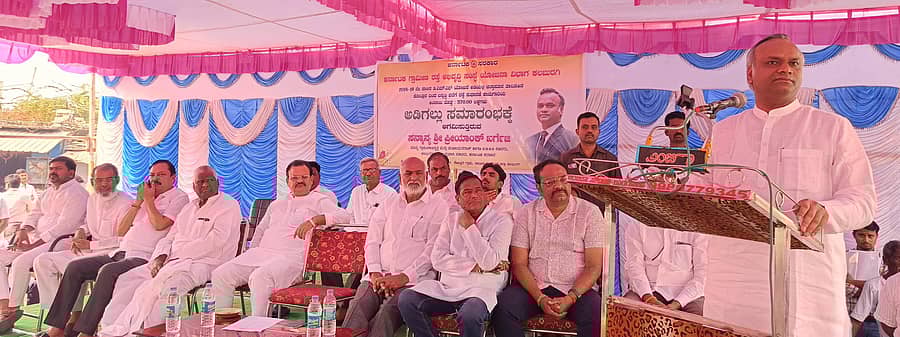 ವಾಡಿ ಸಮೀಪದ ಕೊಲ್ಲೂರು ಗ್ರಾಮದಲ್ಲಿ ವಿವಿಧ ಅಭಿವೃದ್ಧಿ ಕಾಮಗಾರಿಗಳಿಗೆ ಅಡಿಗಲ್ಲು ನೆರವೇರಿಸಿ ಸಚಿವ ಪ್ರಿಯಾಂಕ್ ಖರ್ಗೆ ಮಾತನಾಡಿದರು