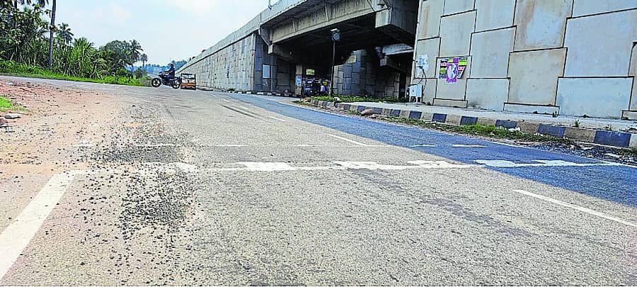 <div class="paragraphs"><p>ಶ್ರೀರಂಗಪಟ್ಟಣ ತಾಲ್ಲೂಕಿನ ಕಲ್ಲಿಕೊಪ್ಪಲು ಅಂಡರ್ಪಾಸ್ ಸಮೀಪ ಇದ್ದ ಹಂಪ್ಸ್ ಅನ್ನು ತೆರವುಗೊಳಿಸಿರುವುದು</p></div>