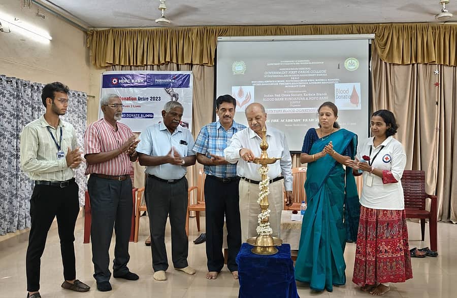 ಕಾರ್ಕಳದ ಮಂಜುನಾಥ ಪೈ ಸ್ಮಾರಕ ಸರ್ಕಾರಿ ಪ್ರಥಮ ದರ್ಜೆ ಕಾಲೇಜು ಇಲ್ಲಿಯ ಸಭಾಂಗಣದಲ್ಲಿ ಭಾರತೀಯ ರೆಡ್ ಕ್ರಾಸ್ ಸೊಸೈಟಿಯ ರಕ್ತ ನಿಧಿ, ಕುಂದಾಪುರ, ಭಾರತೀಯ ರೆಡ್ ಕ್ರಾಸ್ ಸೊಸೈಟಿ ಕಾರ್ಕಳ ಹಾಗೂ ಉಡುಪಿ ಶಾಖೆಯ ಜಂಟಿ ಆಶ್ರಯದಲ್ಲಿ ಸ್ವಯಂಪ್ರೇರಿತ ರಕ್ತದಾನ ಶೆಬಿರ ನಡೆಯಿತು.
