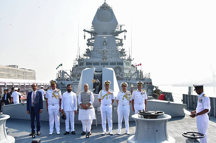 <div class="paragraphs"><p>ಐಎನ್‌ಎಸ್‌ ಇಂಫಾಲ್‌ ಯುದ್ಧನೌಕೆಯನ್ನು ನೌಕಾಪಡೆಗೆ ನಿಯೋಜಿಸುವ ಕಾರ್ಯಕ್ರಮದಲ್ಲಿ ರಕ್ಷಣಾ ಸಚಿವ ರಾಜನಾಥ್‌ ಸಿಂಗ್‌, ಮಹಾರಾಷ್ಟ್ರ ಮುಖ್ಯಮಂತ್ರಿ ಏಕನಾಥ್ ಶಿಂದೆ ಹಾಗೂ&nbsp;ನೌಕಾಪಡೆ ಮುಖ್ಯಸ್ಥ ಅಡ್ಮಿರಲ್‌ ಆರ್‌.ಹರಿ ಕುಮಾರ್‌ ಪಾಲ್ಗೊಂಡರು </p></div>