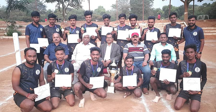 ಬೆಂಗಳೂರು ವಿಶ್ವವಿದ್ಯಾಲಯದ ಅಂತರ ಕಾಲೇಜು ಕೊಕ್ಕೊ ಚಾಂಪಿಯನ್ಶಿಪ್ನಲ್ಲಿ ವಿಜಯನಗರ ಸರ್ಕಾರಿ ಪ್ರಥಮ ದರ್ಜೆ ಕಾಲೇಜು ವಿಜಯಗಳಿಸಿತು.