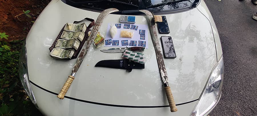 ಪೊಲೀಸರು ವಶಪಡಿಸಿಕೊಂಡಿರುವ ಮಾದಕವಸ್ತು, ಮಾರಕಾಸ್ತ್ರಗಳು, ನಗದು