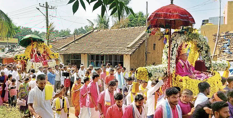 ಶಿಗ್ಗಾವಿ ತಾಲ್ಲೂಕಿನ ಬಂಕಾಪುರ ಪಟ್ಟಣದಲ್ಲಿ ಭಾನುವಾರ ಶ್ರೀಶೈಲಪೀಠದ ಚನ್ನಸಿದ್ದರಾಮ ಪಂಡಿತಾರಾಧ್ಯ ಶಿವಾಚಾರ್ಯ ಸ್ವಾಮೀಜಿ ಮತ್ತು ಕಾಶಿಪೀಠದ ಮಲ್ಲಿಕಾರ್ಜುನ ವಿಶ್ವಾರಾಧ್ಯ ಶಿವಾಚಾರ್ಯ ಸ್ವಾಮೀಜಿ ಅವರ ಅಡ್ಡಪಲ್ಲಕ್ಕಿ ಮಹೋತ್ಸವ ಜರುಗಿತು