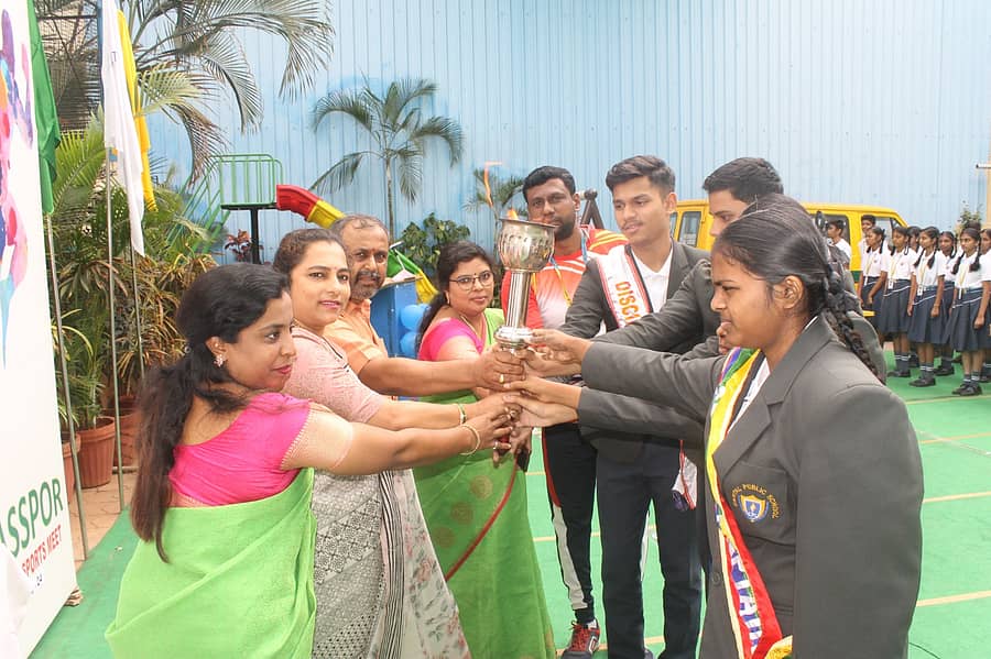 ಕ್ಯಾಪಿಟಲ್ ಶಾಲೆಯ ಅಧ್ಯಕ್ಷ ರಮೇಶ್ ಅವರು ಶಾಲಾ ಮಕ್ಕಳಿಗೆ ಕ್ರೀಡಾಜ್ಯೋತಿ ನೀಡುವ ಮೂಲಕ ಕ್ರೀಡಾಕೂಟಕ್ಕೆ ಚಾಲನೆ ನೀಡಿದರು.