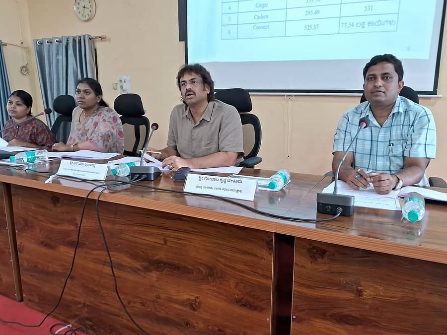 ಹೊಸನಗರ ತಾಲ್ಲೂಕು ಪಂಚಾಯಿತಿ ಸಭಾಂಗಣದಲ್ಲಿ ನಡೆದ ಕುಡಿಯುವ ನೀರು ಕುರಿತ ಅಧಿಕಾರಿಗಳ ಸಭೆಯಲ್ಲಿ ಸಚಿವ ಮಧು ಬಂಗಾರಪ್ಪ ಮಾತನಾಡಿದರು 