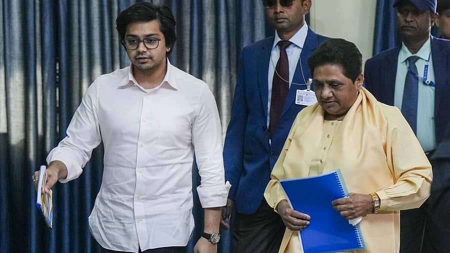 <div class="paragraphs"><p>ಉತ್ತರಪ್ರದೇಶದ ಲಖನೌನಲ್ಲಿ ಭಾನುವಾರ ನಡೆದ ಬಿಎಸ್‌ಪಿ ಪದಾಧಿಕಾರಿಗಳ ಸಭೆಯಲ್ಲಿ ಪಕ್ಷದ ಮುಖ್ಯಸ್ಥೆ ಮಾಯಾವತಿ ಅವರು ತಮ್ಮ ಸೋದರಳಿಯ ಆಕಾಶ್‌ ಆನಂದ್‌ ಅವರ ಜೊತೆ ಕಾಣಿಸಿಕೊಂಡಿದ್ದು ಹೀಗೆ..</p></div>