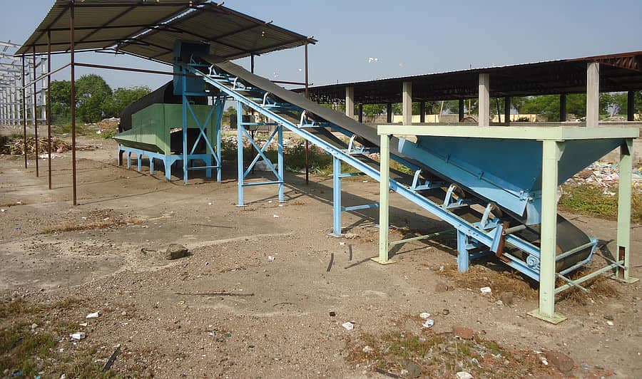 ಸಿಂದಗಿಯ ಘನತ್ಯಾಜ್ಯ ವಿಲೇವಾರಿ ಘಟಕದಲ್ಲಿ ತುಕ್ಕು ಹಿಡಿಯುತ್ತಿರುವ ತ್ಯಾಜ್ಯ ಬೇರ್ಪಡಿಸುವ ಯಂತ್ರ