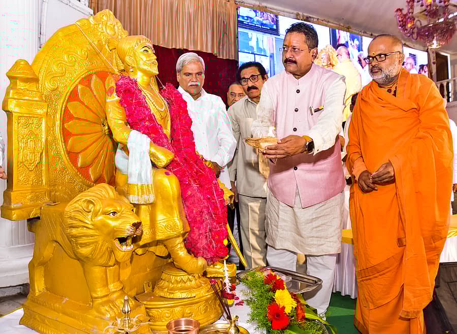 ಕಲಬುರಗಿಯಲ್ಲಿ ಭಾನುವಾರ ನಡೆದ ಶ್ರೀ ಛತ್ರಪತಿ ಶಿವಾಜಿ ಮಾಹಾರಾಜ ಸಹಕಾರಿ ಬ್ಯಾಂಕ್ನ 25ನೇ ವಾರ್ಷಿಕೋತ್ಸವದಲ್ಲಿ ಶಾಸಕ ಬಸನಗೌಡ ಪಾಟೀಲ ಯತ್ನಾಳ ಅವರು ಶಿವಾಜಿ ಮೂರ್ತಿಗೆ ಪೂಜೆ ಸಲ್ಲಿಸಿದರು. ಸಚಿವ ಶರಣಬಸಪ್ಪ ದರ್ಶನಾಪುರ, ಡಾ.ದಿನಕರ್ ಮೋರೆ, ಮಂಜುನಾಥ ಭಾರತಿ ಸ್ವಾಮೀಜಿ ಪಾಲ್ಗೊಂಡಿದ್ದರು –ಪ್ರಜಾವಾಣಿ ಚಿತ್ರ