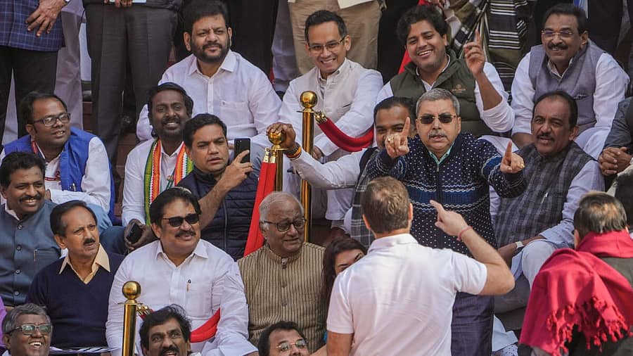 <div class="paragraphs"><p>ನವದೆಹಲಿಯ ಸಂಸತ್ ಭವನದ ಎದುರು ಅಮಾನತುಗೊಂಡ ವಿರೋಧ ಪಕ್ಷಗಳ ಸಂಸರನ್ನು ಉದ್ದೇಶಿಸಿ ರಾಹುಲ್ ಗಾಂಧಿ ಮಾತನಾಡಿದರು</p></div>