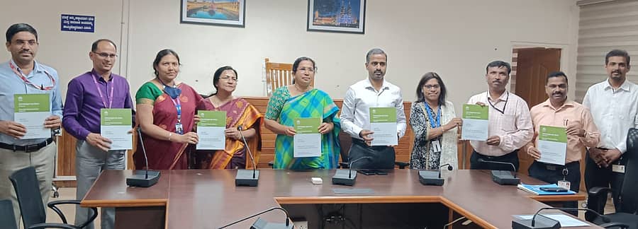 ಮಣಿಪಾಲದ ಜಿಲ್ಲಾಧಿಕಾರಿ ಕಚೇರಿ ಸಭಾಂಗಣದಲ್ಲಿ ನಬಾರ್ಡ್ನ ಪೊಟೆನ್ಶಿಯಲ್ ಲಿಂಕ್ಡ್ ಕ್ರೆಡಿಟ್ ಪ್ಲಾನ್ 2024-25ನೇ ಸಾಲಿನ ಪುಸ್ತಕವನ್ನು ಜಿಲ್ಲಾಧಿಕಾರಿ ಕೆ.ವಿದ್ಯಾಕುಮಾರಿ ಬಿಡುಗಡೆಗೊಳಿಸಿದರು