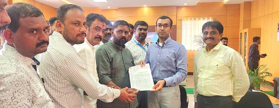 <div class="paragraphs"><p>ವಿವಿಧ ಬೇಡಿಕೆ ಈಡೇರಿಕೆಗೆ ಆಗ್ರಹಿಸಿ, ರಾಜ್ಯ ಸರ್ಕಾರಿ ಕಂದಾಯ ಇಲಾಖೆ ನೌಕರರ ಸಂಘದ ರಾಮನಗರ ಜಿಲ್ಲಾ ಘಟಕದ ಪದಾಧಿಕಾರಿಗಳು ಜಿಲ್ಲಾಧಿಕಾರಿ ಡಾ. ಅವಿನಾಶ್ ಮೆನನ್ ರಾಜೇಂದ್ರನ್ ಅವರಿಗೆ ಗುರುವಾರ ಮನವಿ ಸಲ್ಲಿಸಿದರು.</p></div>