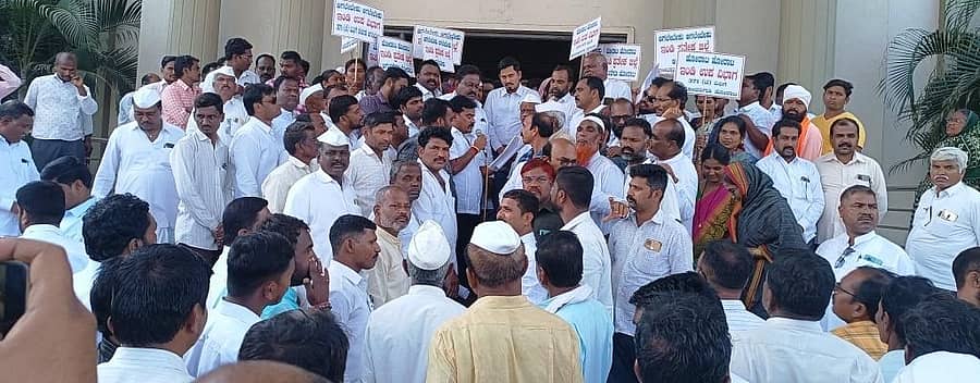 ಇಂಡಿ ಜಿಲ್ಲೆ ಮಾಡಬೇಕೆಂದು ಆಗ್ರಹಿಸಿ ಮಂಗಳವಾರ ಇಂಡಿ ಹೋರಾಟ ಸಮಿತಿಯಿಂದ ಮಿನಿ ವಿಧಾನಸೌಧ ಎದುರು ಪ್ರತಿಭಟನೆ ನಡೆಸಿ ಎಸಿ ಅವರಿಗೆ ಮನವಿ ಸಲ್ಲಿಸಿದರು