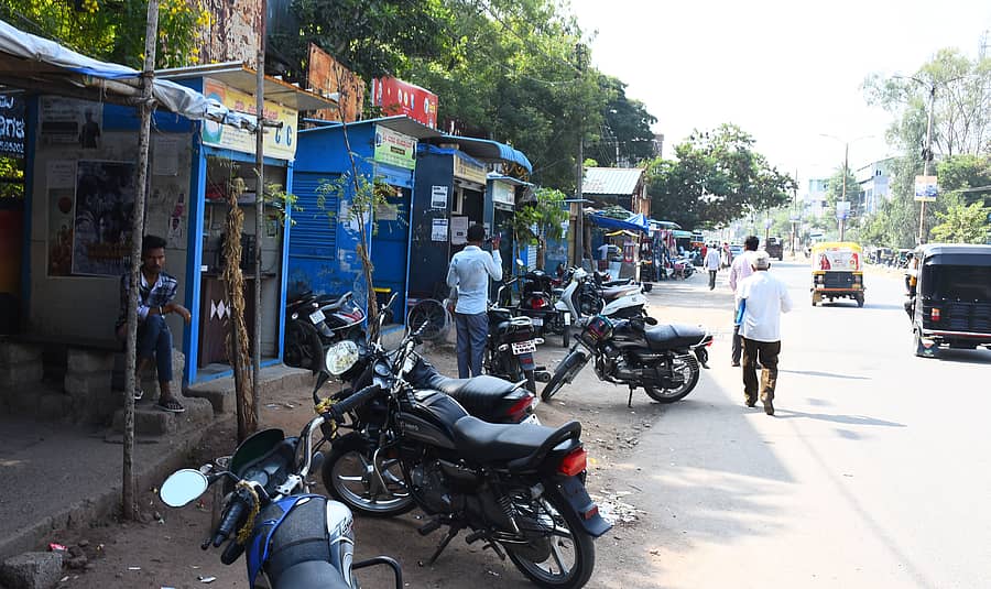 ಯಾದಗಿರಿ ನಗರದ ತಹಶೀಲ್ದಾರ್ ಕಚೇರಿ ಮುಂಭಾಗದ ಫುಟ್ಪಾತ್ ಮೇಲೆ ಡಬ್ಬಾ ಅಂಗಡಿ ಮುಂಗಟ್ಟುಗಳನ್ನು ನಿರ್ಮಿಸಿರುವುದು
ಪ್ರಜಾವಾಣಿ ಚಿತ್ರಗಳು/ ರಾಜಕುಮಾರ ನಳ್ಳಿಕರ