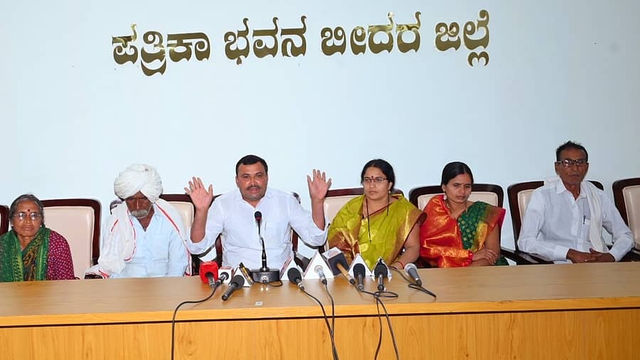 <div class="paragraphs"><p>ನಗರದಲ್ಲಿ ಭಾನುವಾರ ನಡೆದ ಪತ್ರಿಕಾಗೋಷ್ಠಿಯಲ್ಲಿ ಗಂಗಾಧರ ರಾಠೋಡ ಮತ್ತು ಕುಟುಂಬ</p></div>