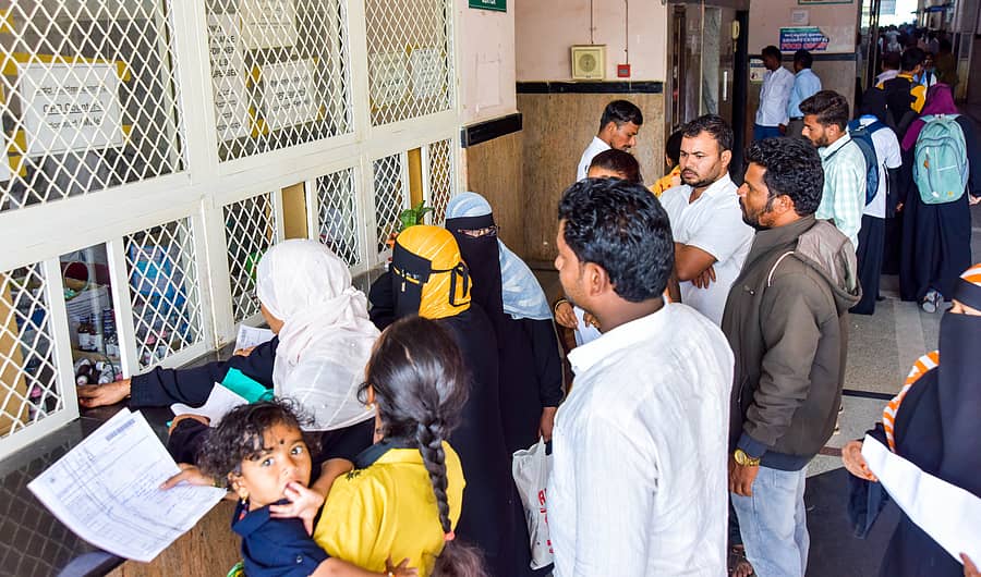 ಕಲಬುರಗಿಯ ಜಿಮ್ಸ್ ಆಸ್ಪತ್ರೆಯಲ್ಲಿ ಮಹಿಳೆಯರು ಮತ್ತು ಪುರುಷರಿಗೆ ಒಂದೇ ಕೌಂಟರ್ನಲ್ಲಿ ಔಷಧ ವಿತರಿಸುತ್ತಿರುವುದು–ಪ್ರಜಾವಾಣಿ ಚಿತ್ರ