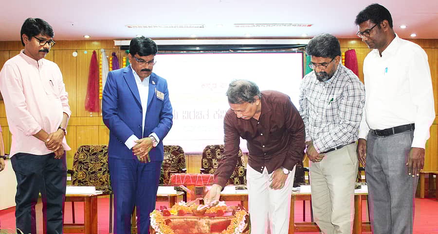 <div class="paragraphs"><p>ತುಮಕೂರು ವಿಶ್ವವಿದ್ಯಾಲಯದಲ್ಲಿ ಸೋಮವಾರ ವಿಜ್ಞಾನ ಕಾಲೇಜಿನ ಕನ್ನಡ ವಿಭಾಗದಿಂದ ಹಮ್ಮಿಕೊಂಡಿದ್ದ ‘ಶ್ರೀ ವಿಜಯ ವಿರಚಿತ ಕವಿರಾಜಮಾರ್ಗ-125’ ವಿಚಾರ ಸಂಕಿರಣವನ್ನು ಸಾಹಿತಿ ಪ್ರೊ.ಬರಗೂರು ರಾಮಚಂದ್ರಪ್ಪ ಉದ್ಘಾಟಿಸಿದರು</p></div>