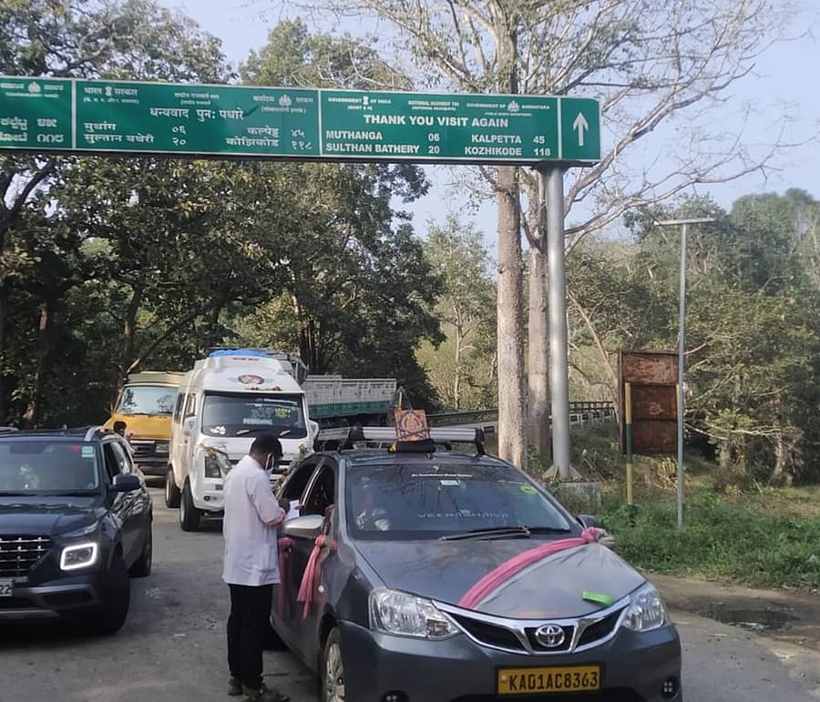 ಗುಂಡ್ಲುಪೇಟೆ ತಾಲ್ಲೂಕಿನ ಮೂಲೆಹೊಳೆ ಚೆಕ್ಪೋಸ್ಟ್ನಲ್ಲಿ ಕೇರಳದಿಂದ ಬಂದವರ ವಿವರಗಳನ್ನು ಆರೋಗ್ಯ ಇಲಾಖೆ ಸಿಬ್ಬಂದಿ ಪಡೆದರು