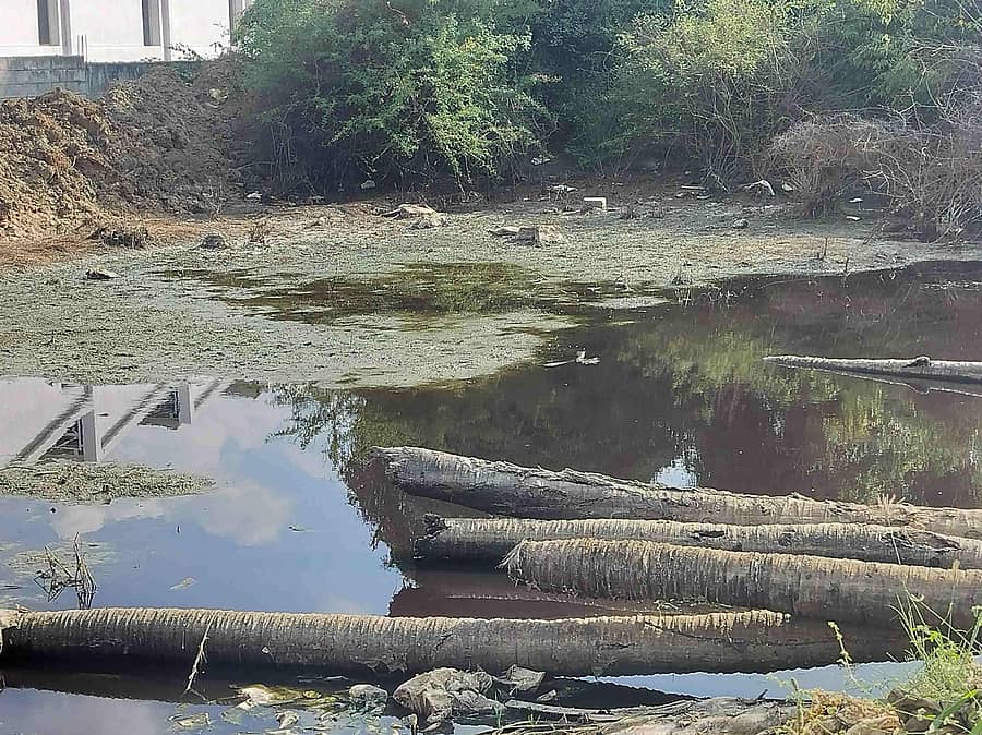 ಹಾರೋಹಳ್ಳಿ ಕೈಗಾರಿಕಾ ಪ್ರದೇಶದ 1ನೇ ಹಂತದ ಖಾಲಿ ಜಾಗದಲ್ಲಿ ಕಾರ್ಖಾನೆ ತ್ಯಾಜ್ಯ ವಿಲೇವಾರಿ ಮಾಡಿರುವುದು