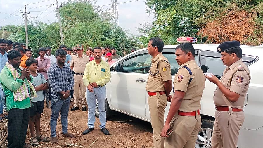 ಜಮಖಂಡಿ ತಾಲ್ಲೂಕಿನ ಕೆ.ಡಿ.ಜಂಬಗಿ ಗ್ರಾಮದ ಕೊಲೆ ನಡೆದ ಸ್ಥಳಕ್ಕೆ ಎಸ್ಪಿ ಅಮರನಾಥ ರೆಡ್ಡಿ ಭೇಟಿ ನೀಡಿ ಪರಿಶೀಲನೆ ಮಾಡಿದರು