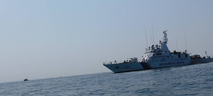 ಆಳಸಮುದ್ರದಲ್ಲಿ ಸಿಲುಕಿದ್ದ ಗೋವಾದ ಕ್ರಿಸ್ಟೋ ರೇ ಮೀನುಗಾರಿಕೆ ದೋಣಿ ರಕ್ಷಿಸಲು ದೋಣಿ ಸಮೀಪಿಸಿದ್ದ ಭಾರತೀಯ ತಟರಕ್ಷಕ ಪಡೆಯ ಸಾವಿತ್ರಿಬಾಯಿ ಫುಲೆ ಹಡಗು.