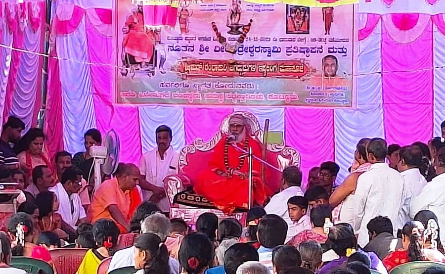 ಕೊಟ್ಟೂರಿನಲ್ಲಿ ಭಾನುವಾರ ನಡೆದ ಧರ್ಮ ಜಾಗೃತಿ ಸಭೆಯನ್ನುದ್ದೇಶಿಸಿ ರಂಭಾಪುರಿ ಶ್ರೀಗಳು ಆಶೀರ್ವಚನ ನೀಡಿದರು