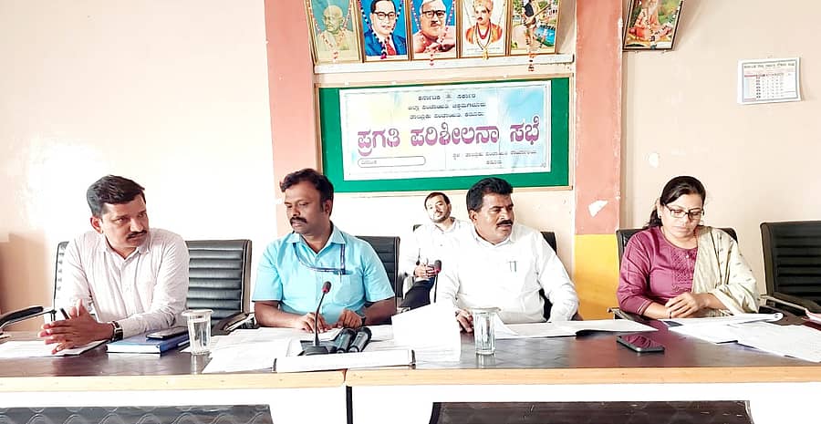 ಕಡೂರಿನಲ್ಲಿ ನಡೆದ ಬರಪರಿಹಾರ ಟಾಸ್ಕ್ ಫೋರ್ಸ್ ಸಮಿತಿ ಪ್ರಗತಿ ಪರಿಶೀಲನಾ ಸಭೆಯಲ್ಲಿ ಶಾಸಕ ಎಚ್.ಡಿ.ತಮ್ಮಯ್ಯ ಮಾತನಾಡಿದರು. ತಹಶೀಲ್ದಾರ್ ಎಂ.ಪಿ.ಕವಿರಾಜ್ ಭಾಗವಹಿಸಿದ್ದರು