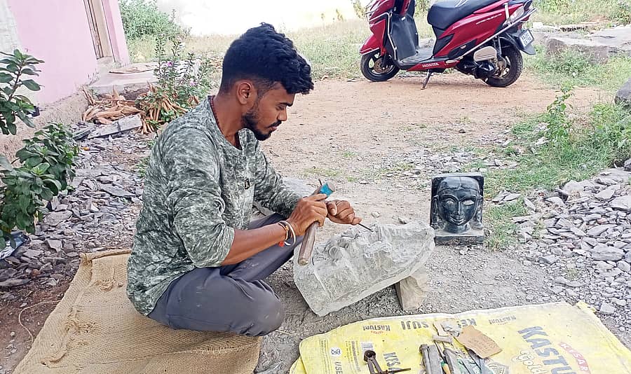 ಶಿಲ್ಪ ಕೆತ್ತನೆಯ ಕಾಯಕದಲ್ಲಿ ತೊಡಗಿರುವ ಮುಂಡರಗಿಯ ಯುವಶಿಲ್ಪಿ ನಾಗಮೂರ್ತಿಸ್ವಾಮಿ ಪಂಚಾನನಗುರು