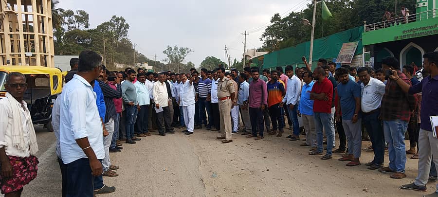 ಬೀರೂರು– ಸಮ್ಮಸಗಿ ಹೆದ್ದಾರಿ ಕಾಮಗಾರಿ ಕೈಗೊಳ್ಳುವ ಕುರಿತು ಶಾಸಕ ಬಿ.ಪಿ.ಹರೀಶ್ ಹಾಗೂ ಅಧಿಕಾರಿಗಳು ಸ್ಥಳ ಪರಿಶೀಲನೆ ನಡೆಸಿದರು