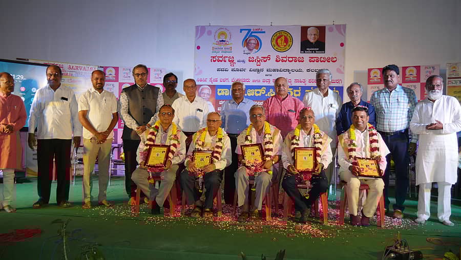 ಕಲಬುರಗಿ ಸರ್ವಜ್ಞ ಮತ್ತು ಜಸ್ಟಿಸ್ ಶಿವರಾಜ ಪಾಟೀಲ ಪದವಿ ಪೂರ್ವ ವಿಜ್ಞಾನ ಮಹಾವಿದ್ಯಾಲಯದಲ್ಲಿ ನಡೆದ ಕಾರ್ಯಕ್ರಮದಲ್ಲಿ ಡಾ.ಎಸ್.ಎಸ್.ಪಾಟೀಲ ಸ್ಮಾರಕ ಶ್ರೇಷ್ಠ ವೈದ್ಯ ಸೇವಾ ಪ್ರಶಸ್ತಿ ಪ್ರಧಾನ ಮಾಡಲಾಯಿತು
