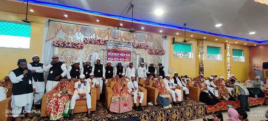 ಚಿಂತಾಮಣಿಯಲ್ಲಿ ಸೋಮವಾರ ನಡೆದ ಮುಸ್ಲಿಂ ಸಮುದಾಯದ ಉಚಿತ ಸಾಮೂಹಿಕ ವಿವಾಹಗಳಲ್ಲಿ ಮದುವೆಯಾದ ನೂತನ ದಂಪತಿಗಳು ಹಾಗೂ ಭಾಗವಹಿಸಿದ್ದ ಗಣ್ಯರು.