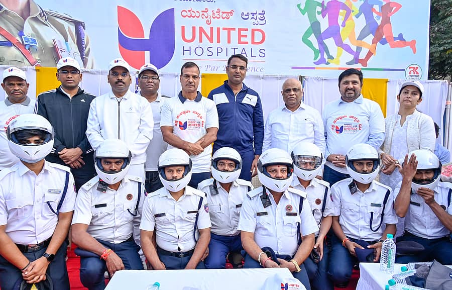 ಕಲಬುರಗಿಯಲ್ಲಿ ಶನಿವಾರ ಆಯೋಜಿಸಿದ್ದ ‘ರಸ್ತೆ ಸುರಕ್ಷತಾ ಜಾಗೃತಿ ಓಟ’ದಲ್ಲಿ ಎಡಿಜಿಪಿ (ತರಬೇತಿ) ಅಲೋಕ್ ಕುಮಾರ್ ಅವರು ಹೆಲ್ಮೆಟ್‌ಗಳನ್ನು ವಿತರಿಸಿದರು. ಎಸ್ಪಿ ಅಡ್ಡೂರು ಶ್ರೀನಿವಾಸಲು, ಡಿ. ಕಿಶೋರಬಾಬು, ಪೊಲೀಸ್ ಕಮಿಷನರ್‌ ಚೇತನ್ ಆರ್., ಡಾ. ವಿಕ್ರಮ ಸಿದ್ದಾರೆಡ್ಡಿ, ಡಾ. ವೀಣಾ ಸಿದ್ದಾರೆಡ್ಡಿ ಇತರರು ಇದ್ದರು