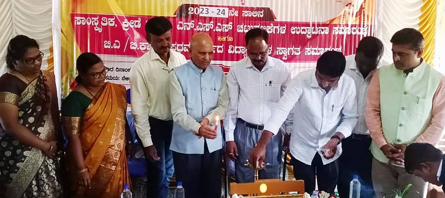 ಹುಕ್ಕೇರಿ ತಾಲ್ಲೂಕಿನ ಹಿಡಕಲ್ ಡ್ಯಾಂನಲ್ಲಿನ ಬಸವೇಶ್ವರ ಪದವಿ ಕಾಲೇಜಿನ ಕ್ರೀಡೆ, ಸಾಂಸ್ಕೃತಿಕ, ಮತ್ತು ಎನ್.ಎಸ್.ಎಸ್. ಚಟುವಟಿಕೆಗಳ ಉದ್ಘಾಟನಾ ಸಮಾರಂಭವನ್ನು ಗಣ್ಯರು ಉದ್ಘಾಟಿಸಿದರು